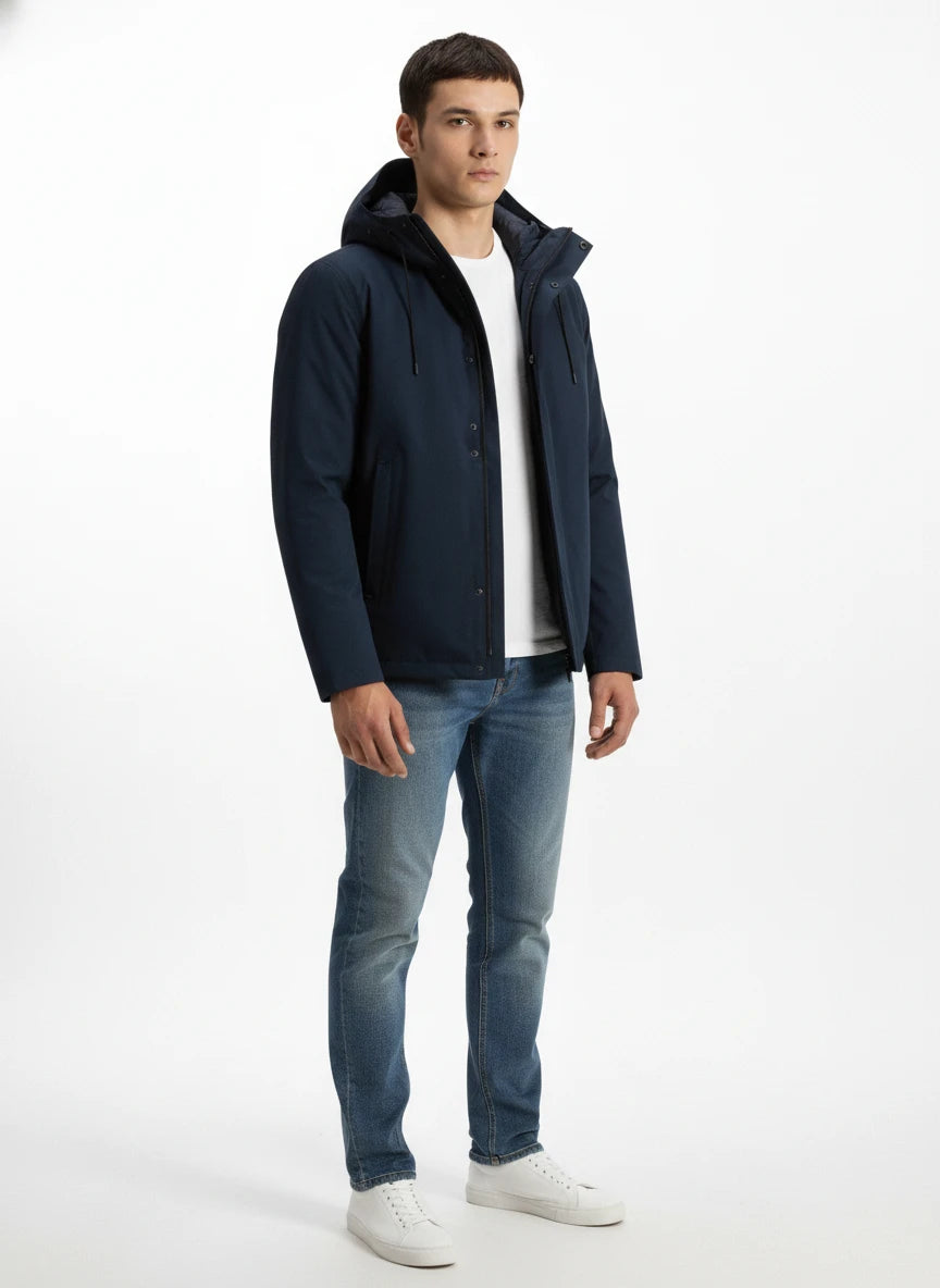 Modello indossa giubbotto blu 3-in-1 con cappuccio e gilet interno Woolrich