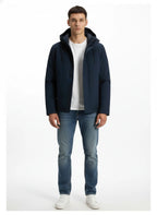 Modello indossa giubbotto blu 3-in-1 con cappuccio e gilet interno Woolrich