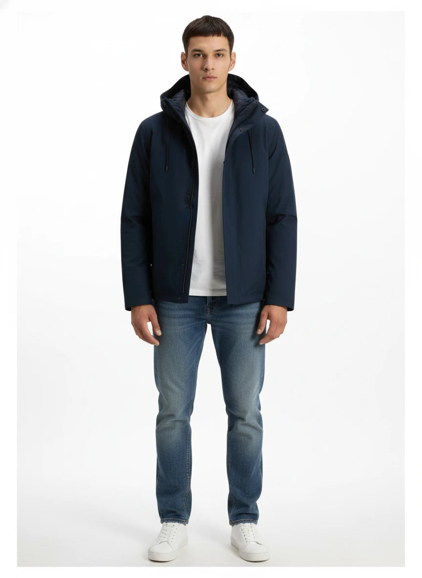 Modello indossa giubbotto blu 3-in-1 con cappuccio e gilet interno Woolrich