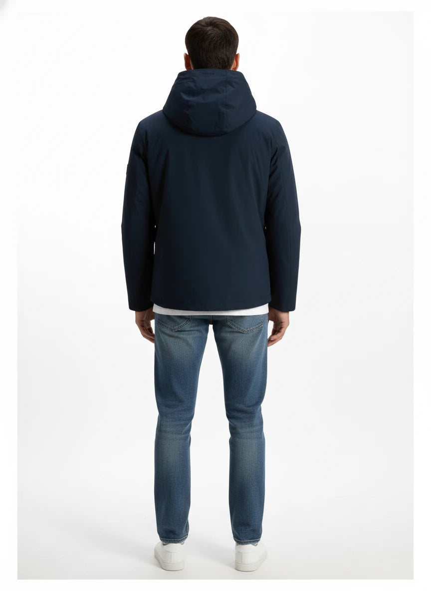 Modello indossa giubbotto blu 3-in-1 con cappuccio e gilet interno Woolrich