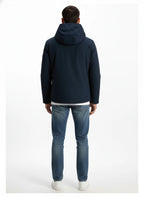 Modello indossa giubbotto blu 3-in-1 con cappuccio e gilet interno Woolrich