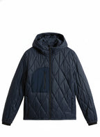 Modello indossa giubbotto blu 3-in-1 con cappuccio e gilet interno Woolrich