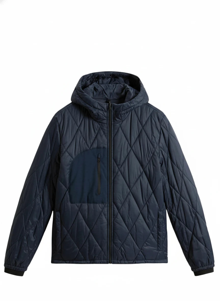 Modello indossa giubbotto blu 3-in-1 con cappuccio e gilet interno Woolrich