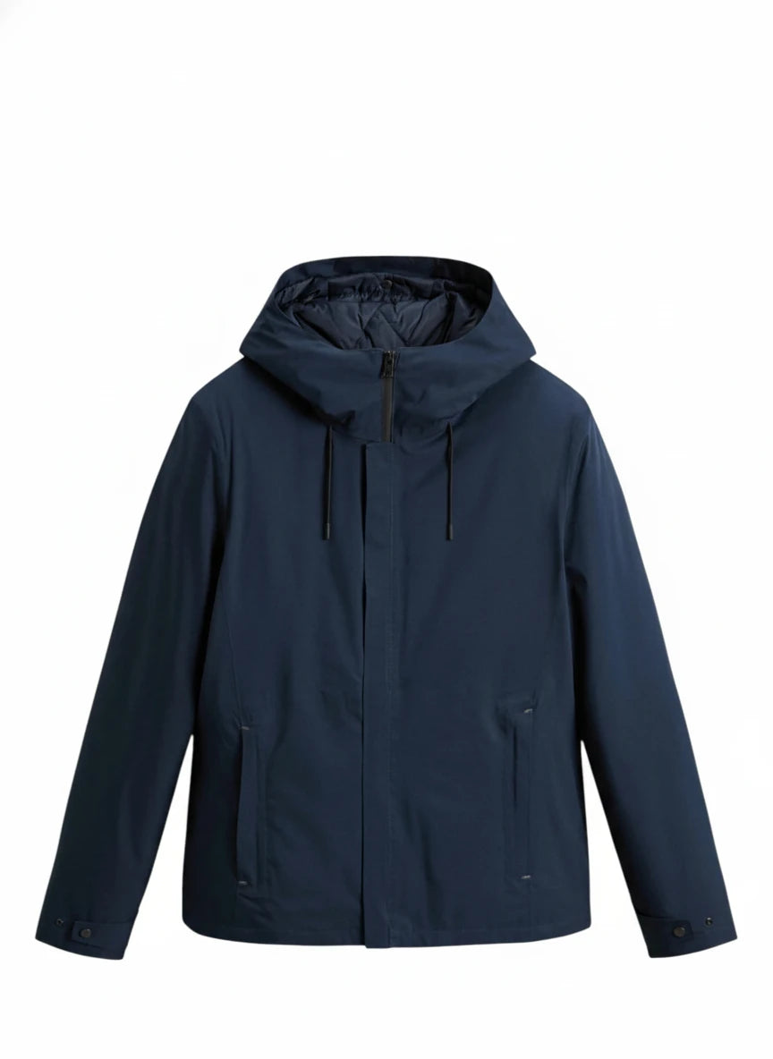 Modello indossa giubbotto blu 3-in-1 con cappuccio e gilet interno Woolrich