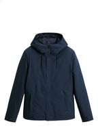 Modello indossa giubbotto blu 3-in-1 con cappuccio e gilet interno Woolrich