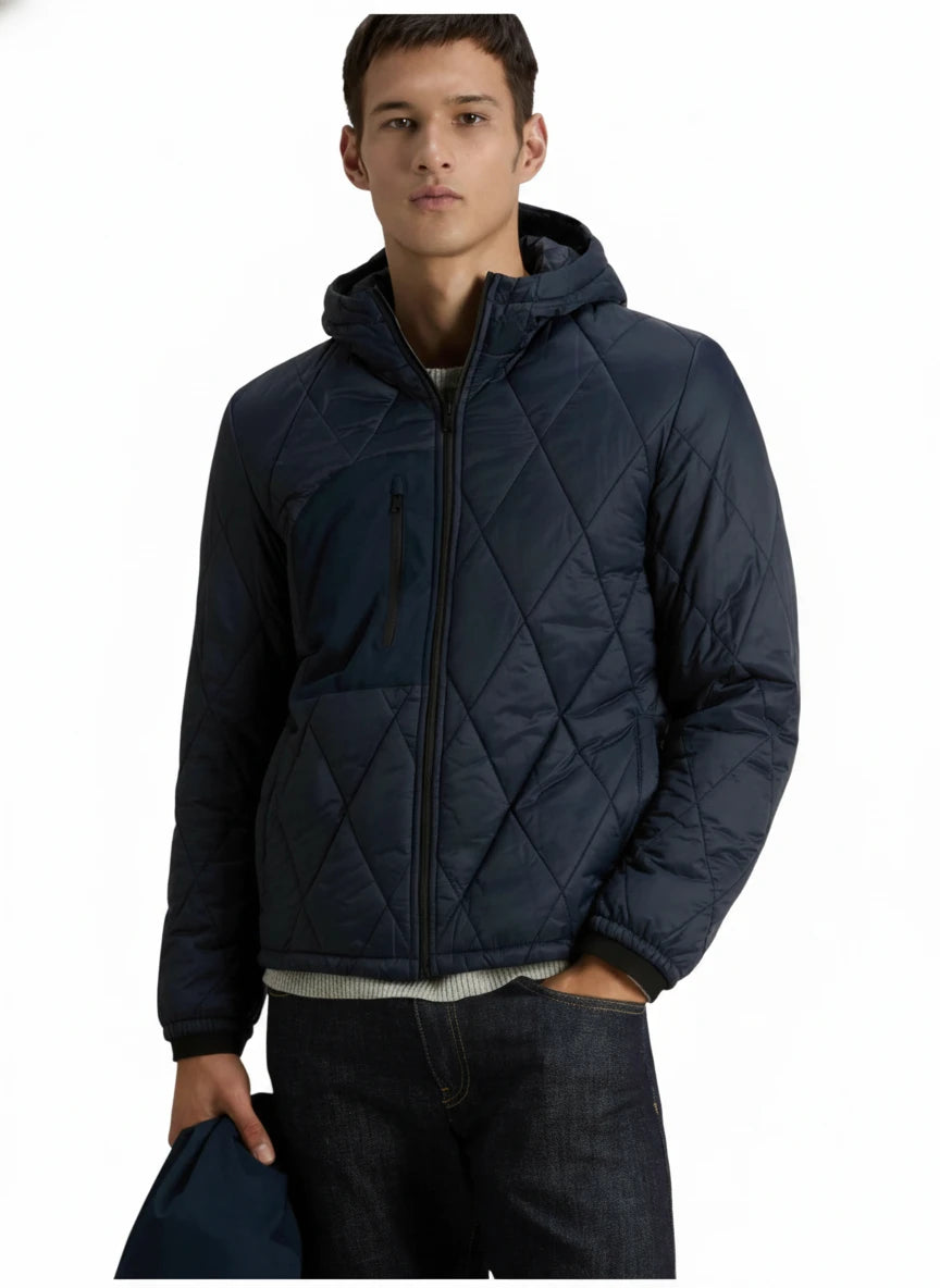Modello indossa giubbotto blu 3-in-1 con cappuccio e gilet interno Woolrich