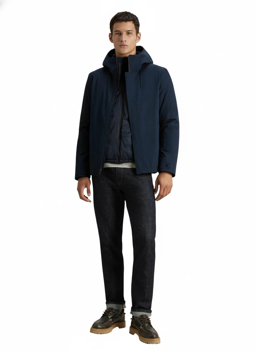 Modello indossa giubbotto blu 3-in-1 con cappuccio e gilet interno Woolrich