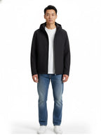 Modello indossa giacca nera Pacific Softshell con cappuccio e zip Woolrich