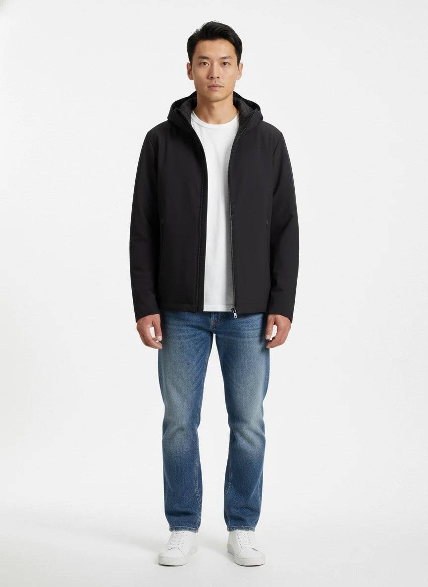 Modello indossa giacca nera Pacific Softshell con cappuccio e zip Woolrich