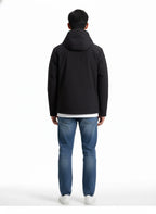 Modello indossa giacca nera Pacific Softshell con cappuccio e zip Woolrich