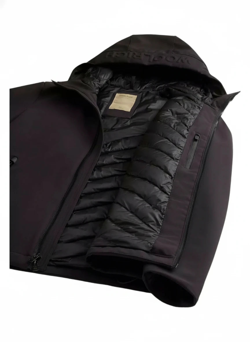 Modello indossa giacca nera Pacific Softshell con cappuccio e zip Woolrich
