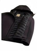 Modello indossa giacca nera Pacific Softshell con cappuccio e zip Woolrich