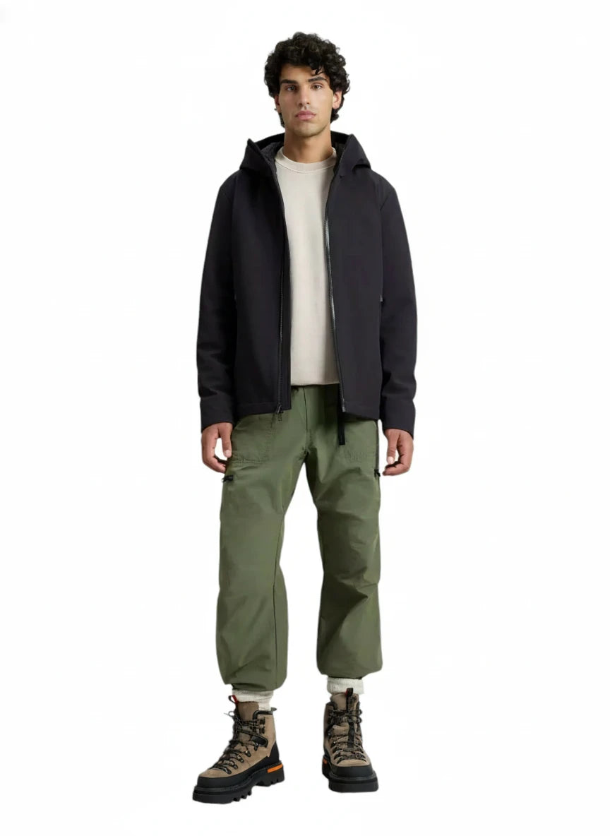 Modello indossa giacca nera Pacific Softshell con cappuccio e zip Woolrich