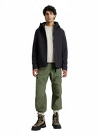 Modello indossa giacca nera Pacific Softshell con cappuccio e zip Woolrich