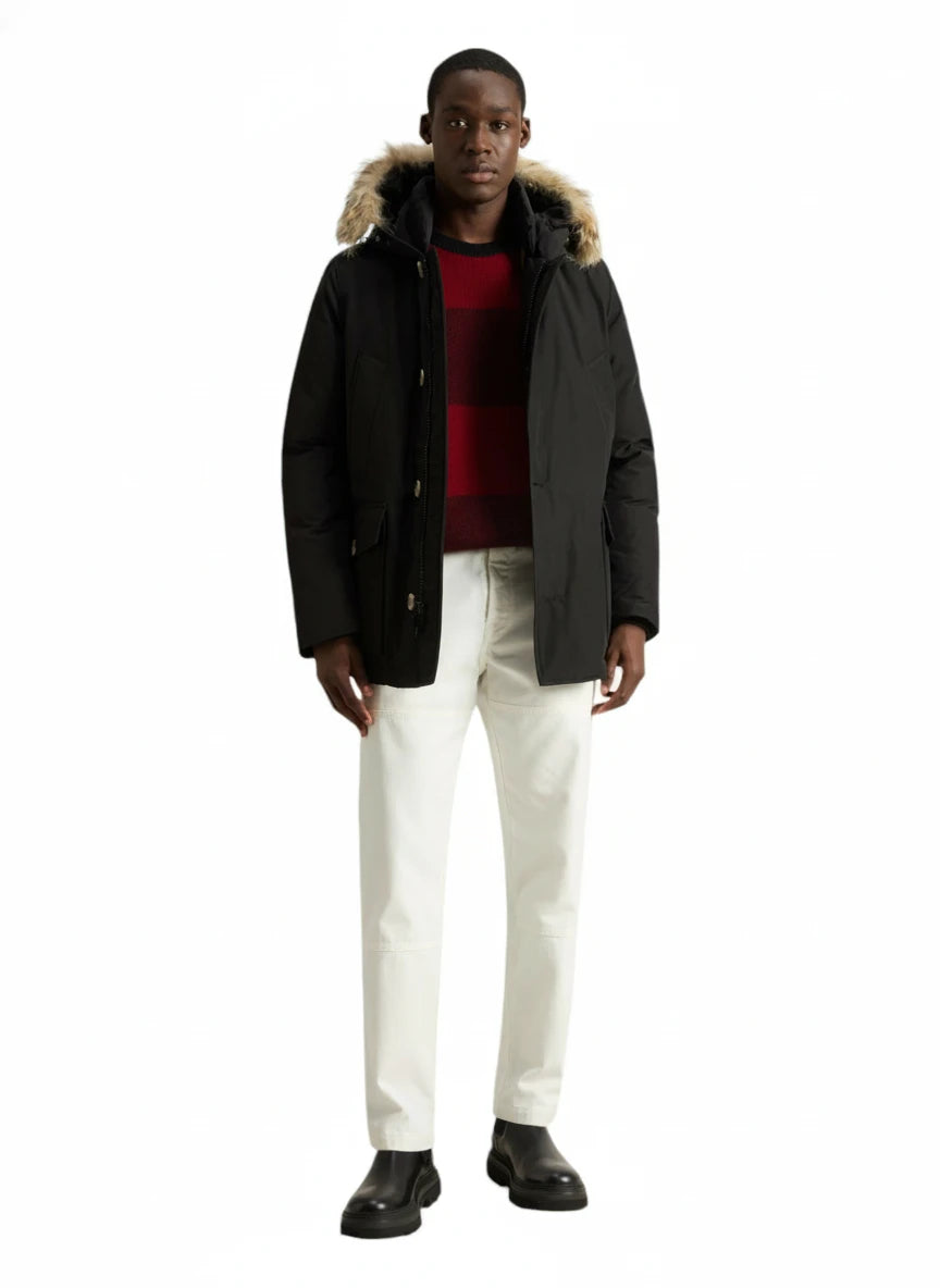 Modello indossa anorak nero in Ramar Cloth con pelliccia di coyote Woolrich