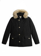 Modello indossa anorak nero in Ramar Cloth con pelliccia di coyote Woolrich