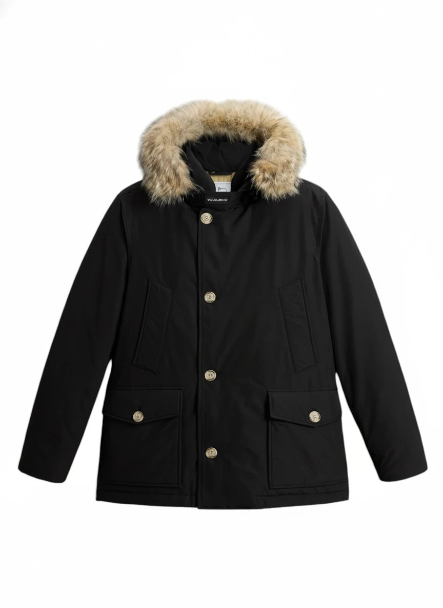 Modello indossa anorak nero in Ramar Cloth con pelliccia di coyote Woolrich