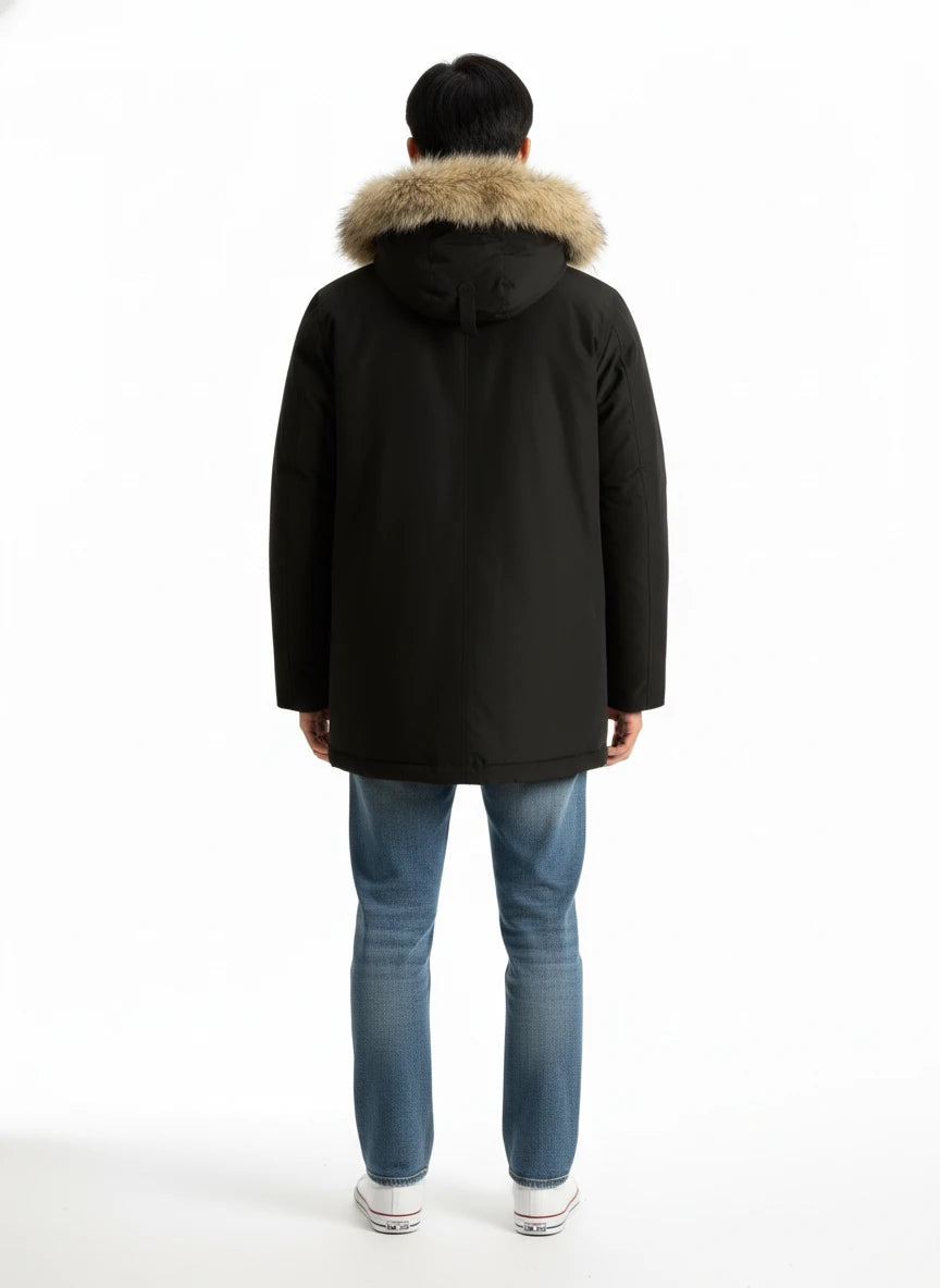 Modello indossa anorak nero in Ramar Cloth con pelliccia di coyote Woolrich