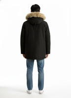 Modello indossa anorak nero in Ramar Cloth con pelliccia di coyote Woolrich