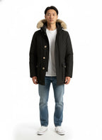 Modello indossa anorak nero in Ramar Cloth con pelliccia di coyote Woolrich