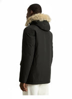 Modello indossa anorak nero in Ramar Cloth con pelliccia di coyote Woolrich