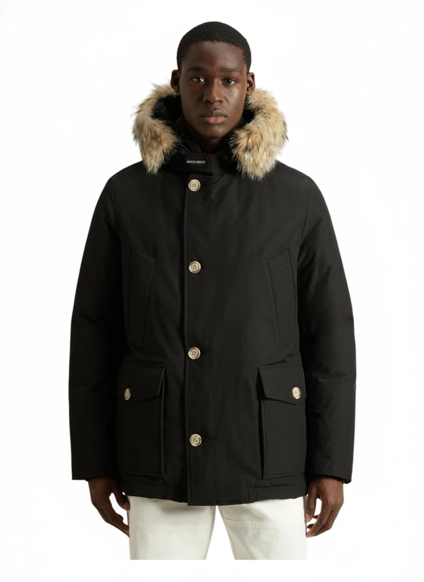 Modello indossa anorak nero in Ramar Cloth con pelliccia di coyote Woolrich