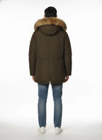 Modello indossa anorak verde con cappuccio e pelliccia Woolrich