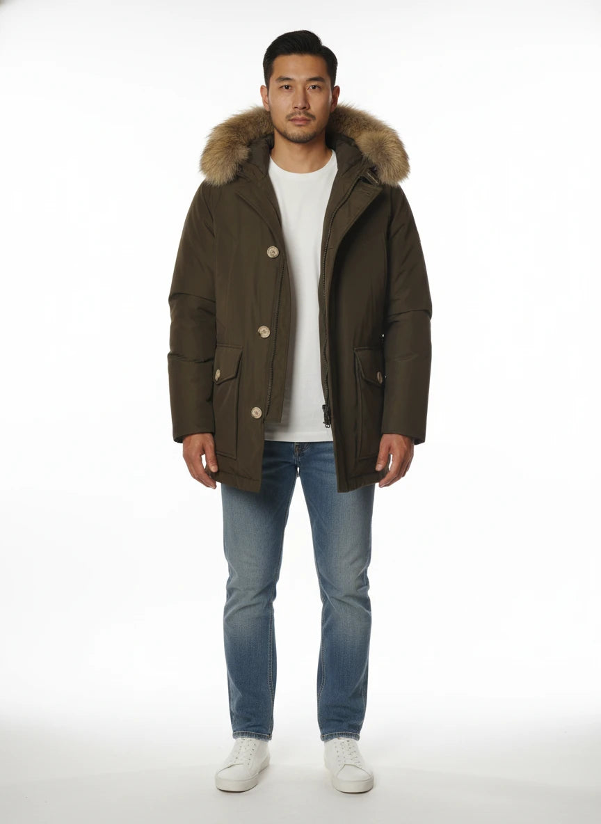 Modello indossa anorak verde con cappuccio e pelliccia Woolrich