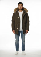 Modello indossa anorak verde con cappuccio e pelliccia Woolrich