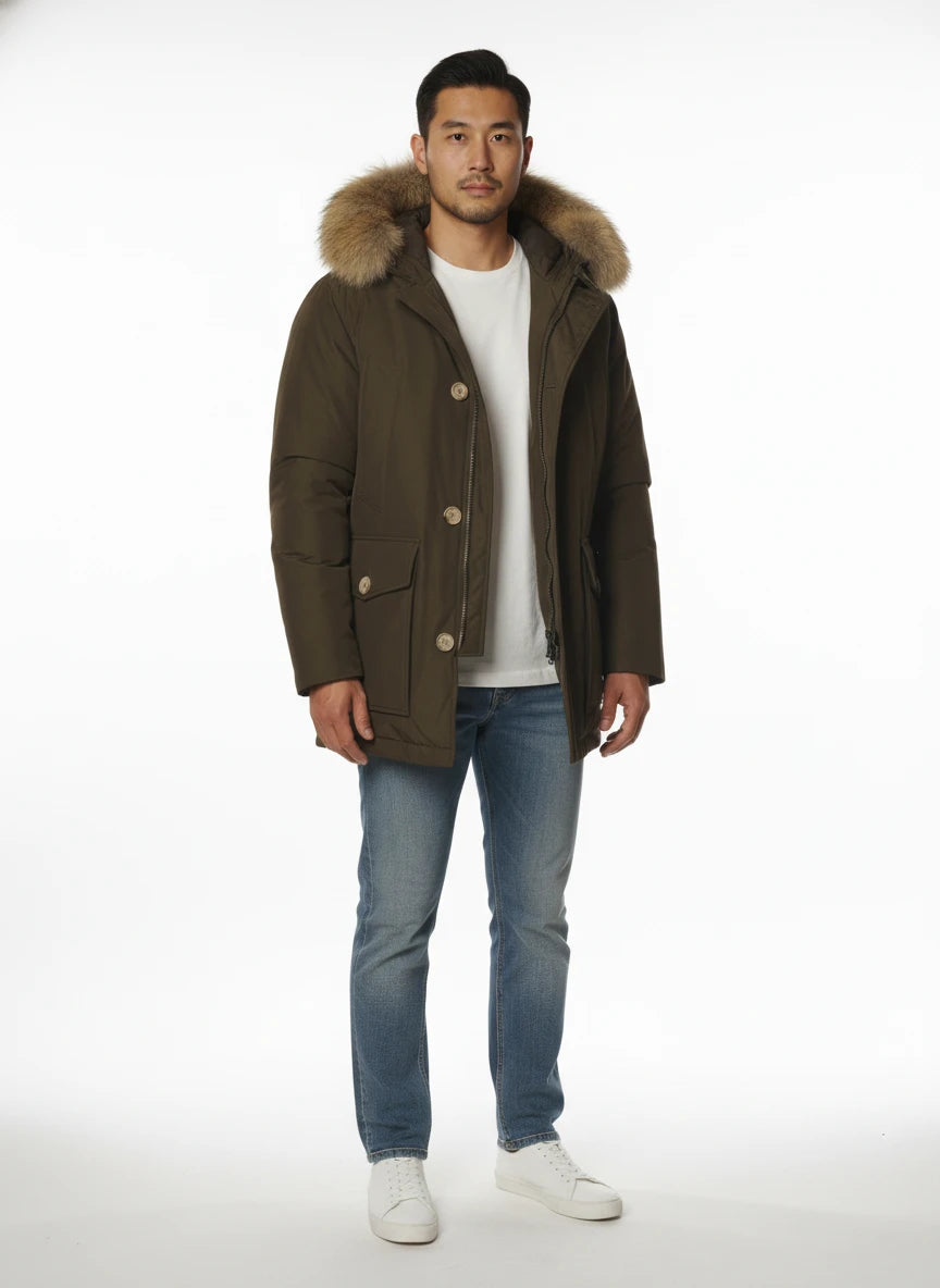 Modello indossa anorak verde con cappuccio e pelliccia Woolrich