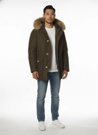 Modello indossa anorak verde con cappuccio e pelliccia Woolrich