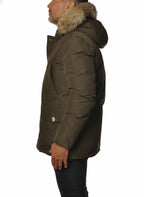 Modello indossa anorak verde con cappuccio e pelliccia Woolrich