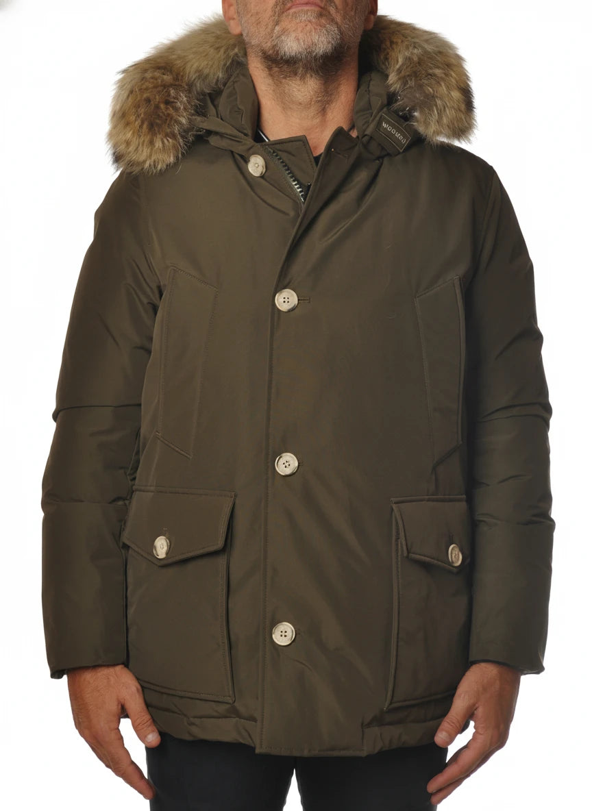 Modello indossa anorak verde con cappuccio e pelliccia Woolrich