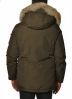 Modello indossa anorak verde con cappuccio e pelliccia Woolrich