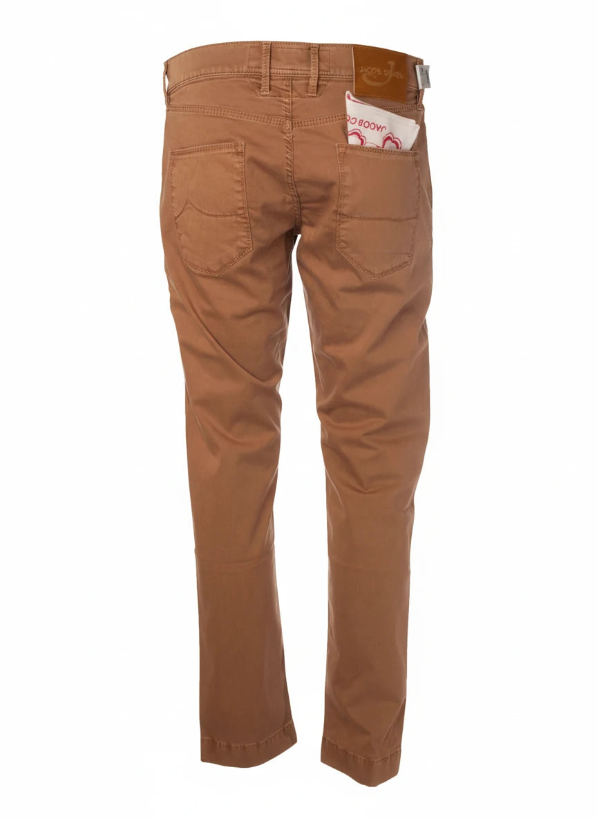 Close-up della salpa in cavallino del pantalone chino dritto cammello Jacob Cohen