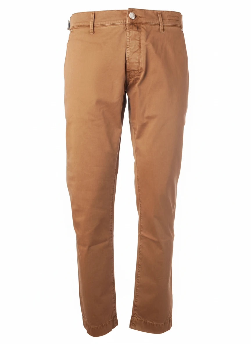 Particolare delle tasche e bottoni del pantalone chino dritto cammello Jacob Cohen