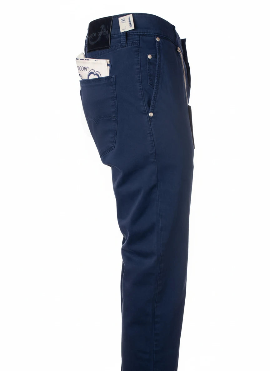 Dettaglio del tessuto e delle cuciture del pantalone chino dritto blu inchiostro Jacob Cohen