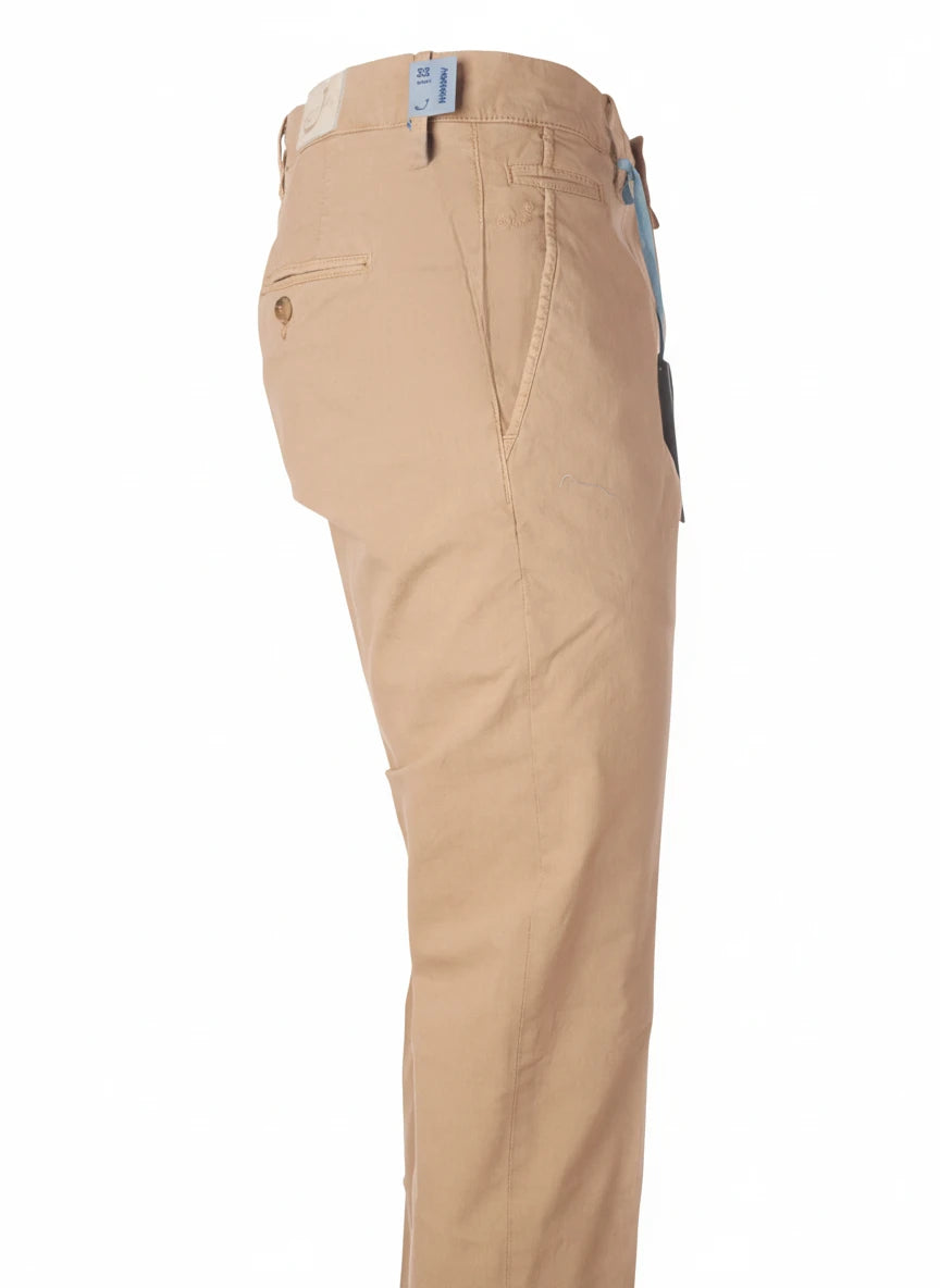 Dettaglio del tessuto e delle cuciture del pantalone chino sigaretta beige Jacob Cohen