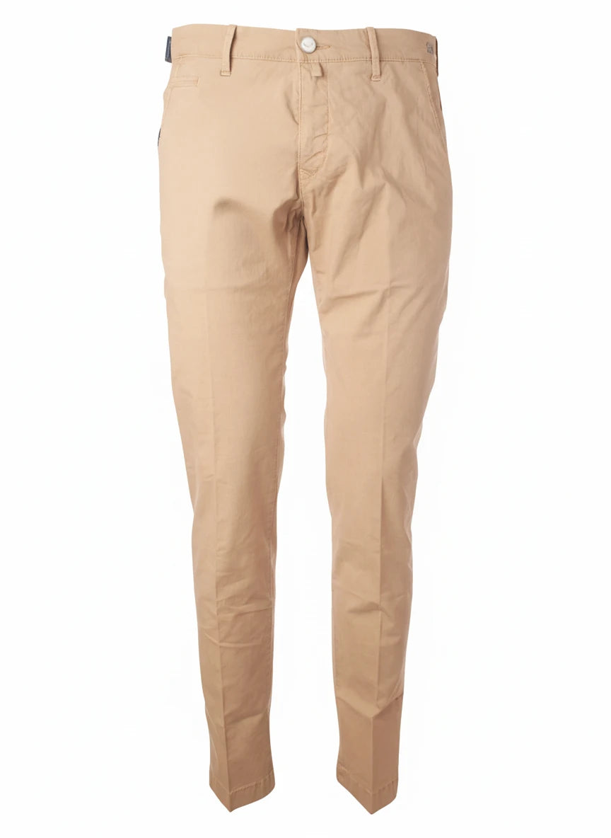 Pantalone chino sigaretta beige Jacob Cohen visto da dietro da solo