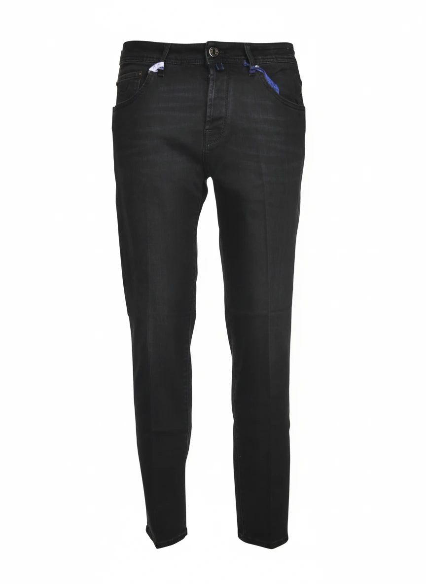 Dettaglio primo piano jeans gamba stretta d nero Jacob Cohen