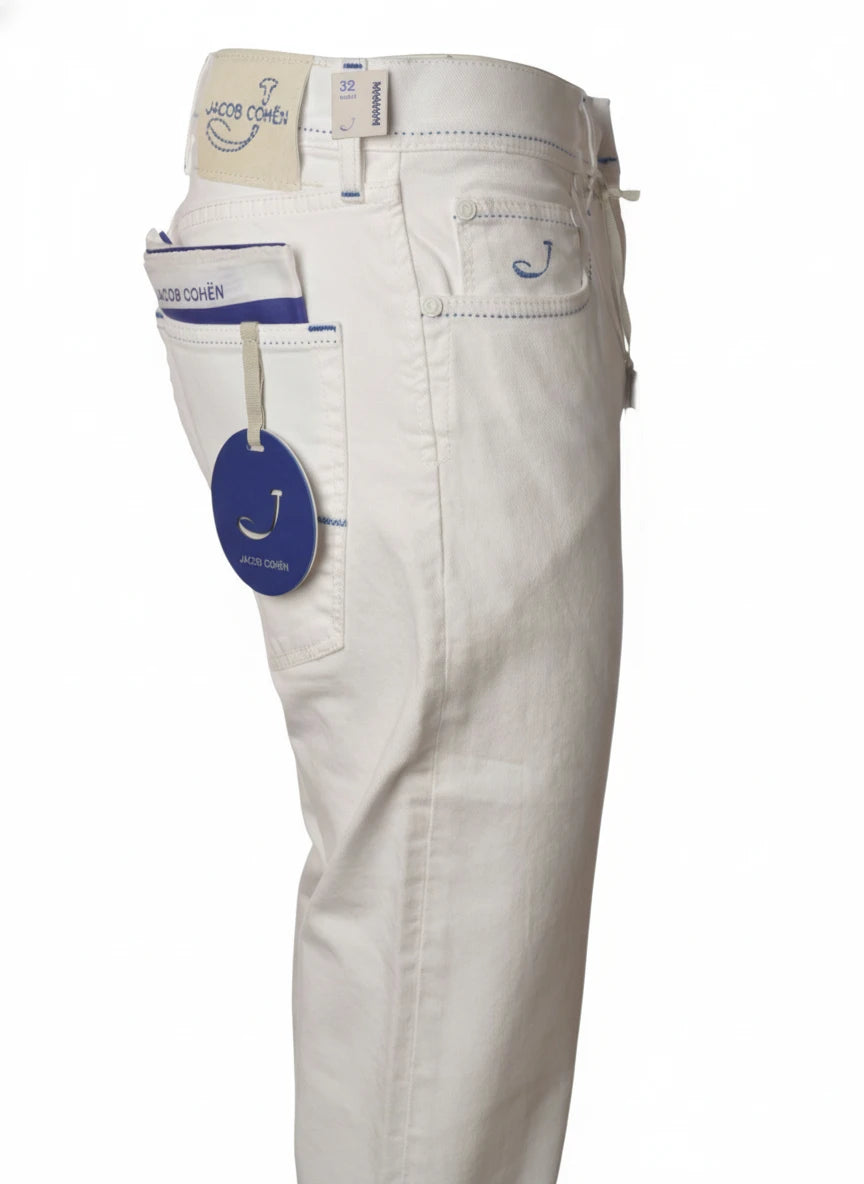 Dettaglio primo piano pantalone gamba dritta bianco ottico Jacob Cohen drill di cotone