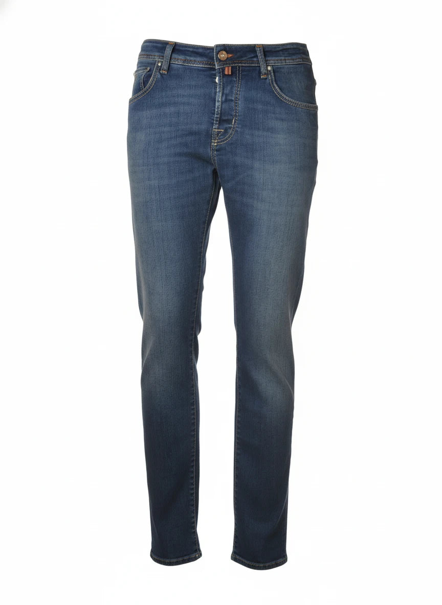 Close‑up detail of slim‑fit jeans denim chiaro Jacob Cohen stretch fabric