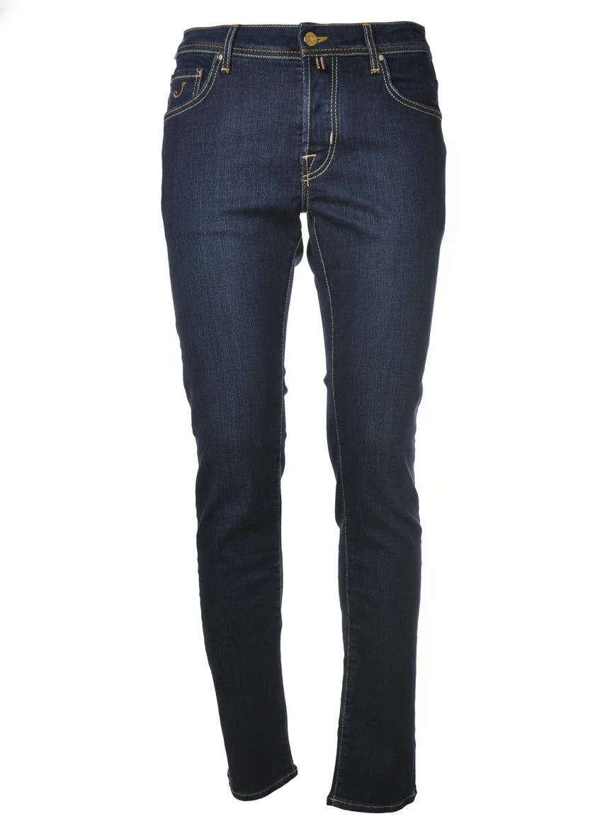 Dettaglio primo piano jeans slim fit d denim scuro Jacob Cohen tela stretch