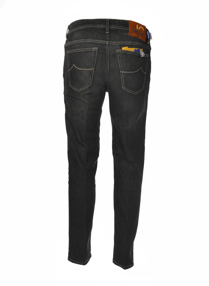 Dettaglio jeans slim fit d lavnero Jacob Cohen in tessuto pregiato