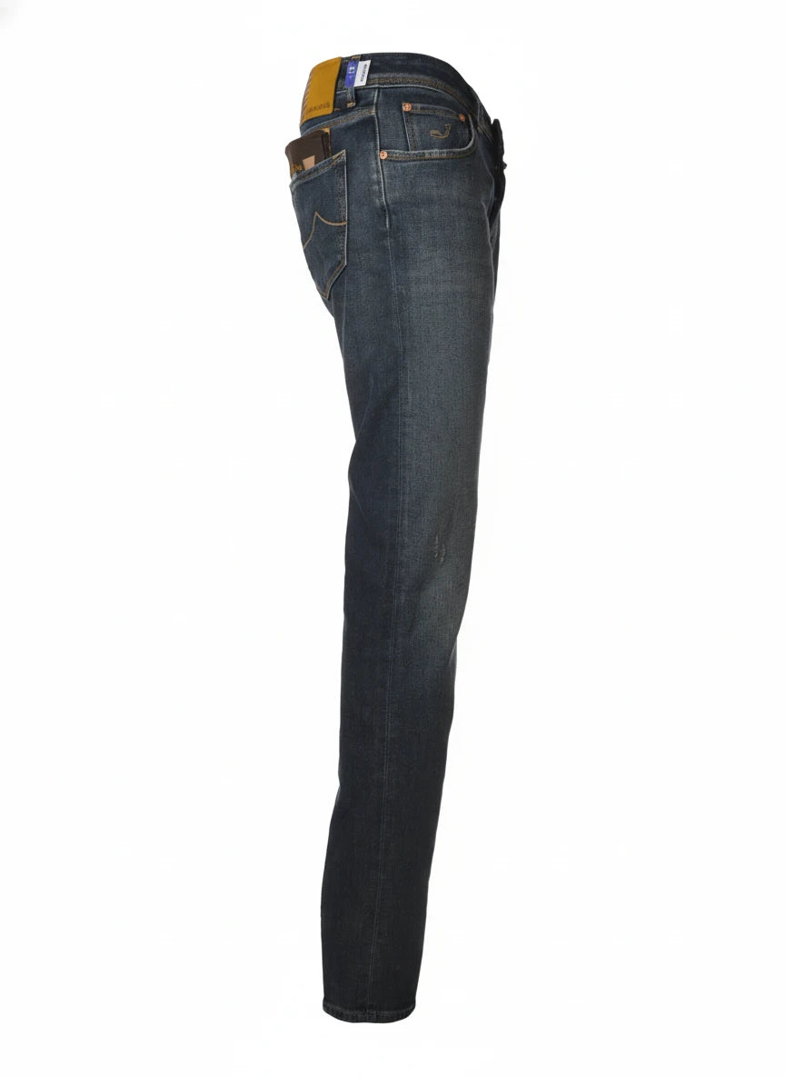 Close‑up detail of slim‑fit jeans lavmedio Jacob Cohen in premium fabric