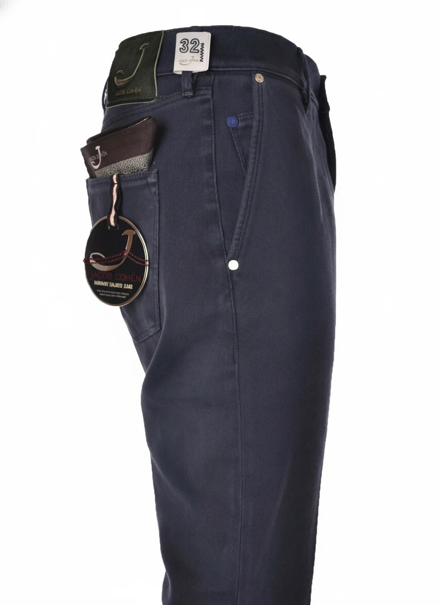 Dettaglio primo piano jeans slim fit blu black Jacob Cohen drill delavè