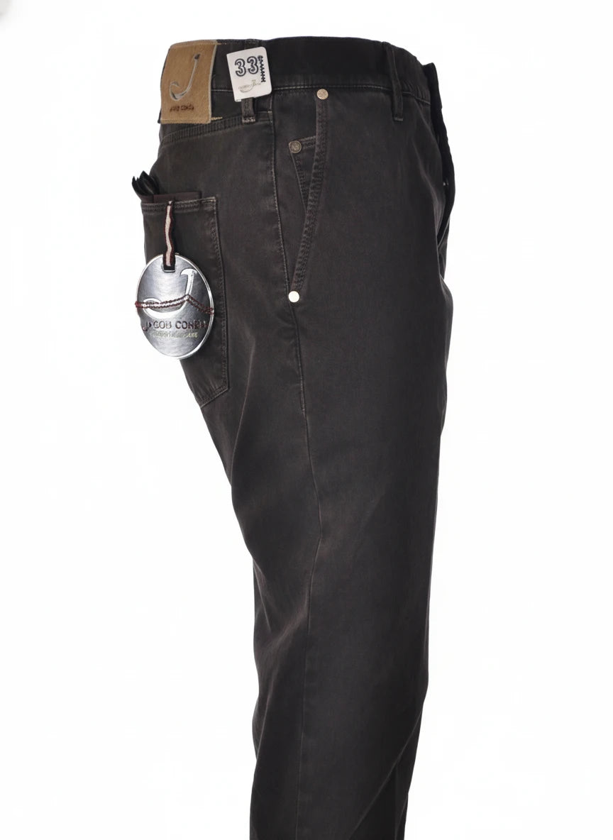 Detail of the pockets and buttons of the jeans chino slim dark brown Jacob Cohen