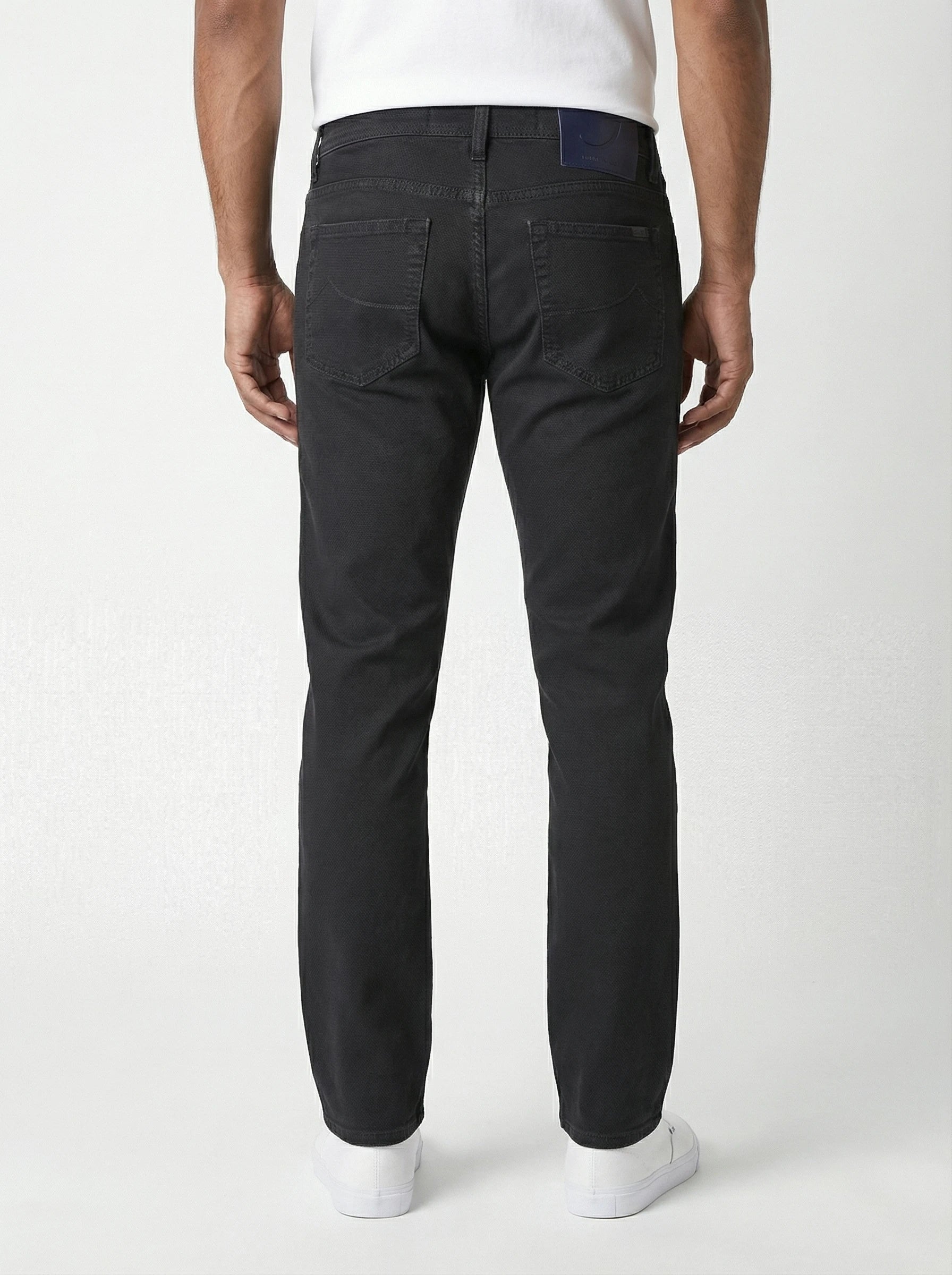 Modello di spalle pantalone slim fit blu navy Jacob Cohen tessuto operato