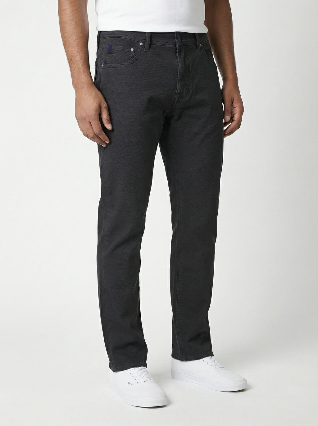 Modello di fronte pantalone slim fit blu navy Jacob Cohen tessuto operato