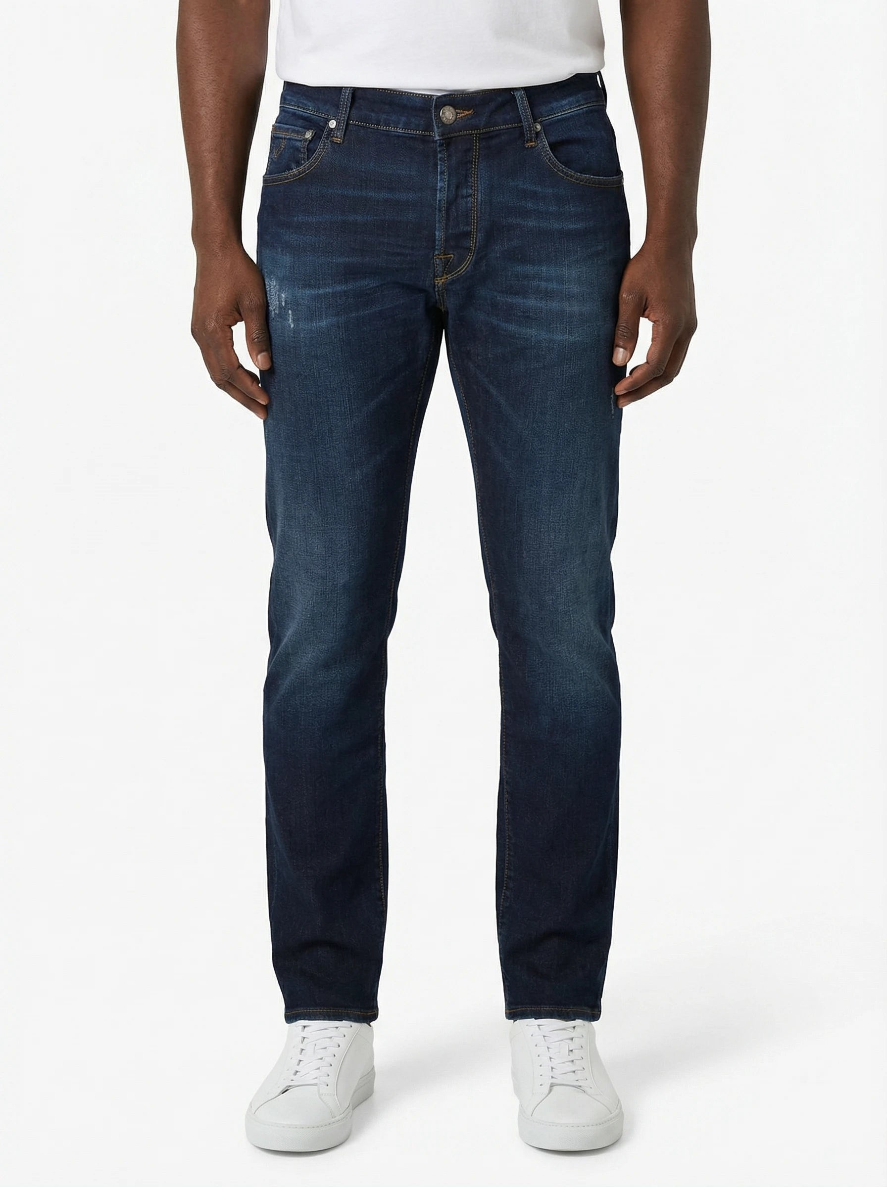 Modello a 45 gradi jeans slim fit lav medio scuro Jacob Cohen tela stretch leggera